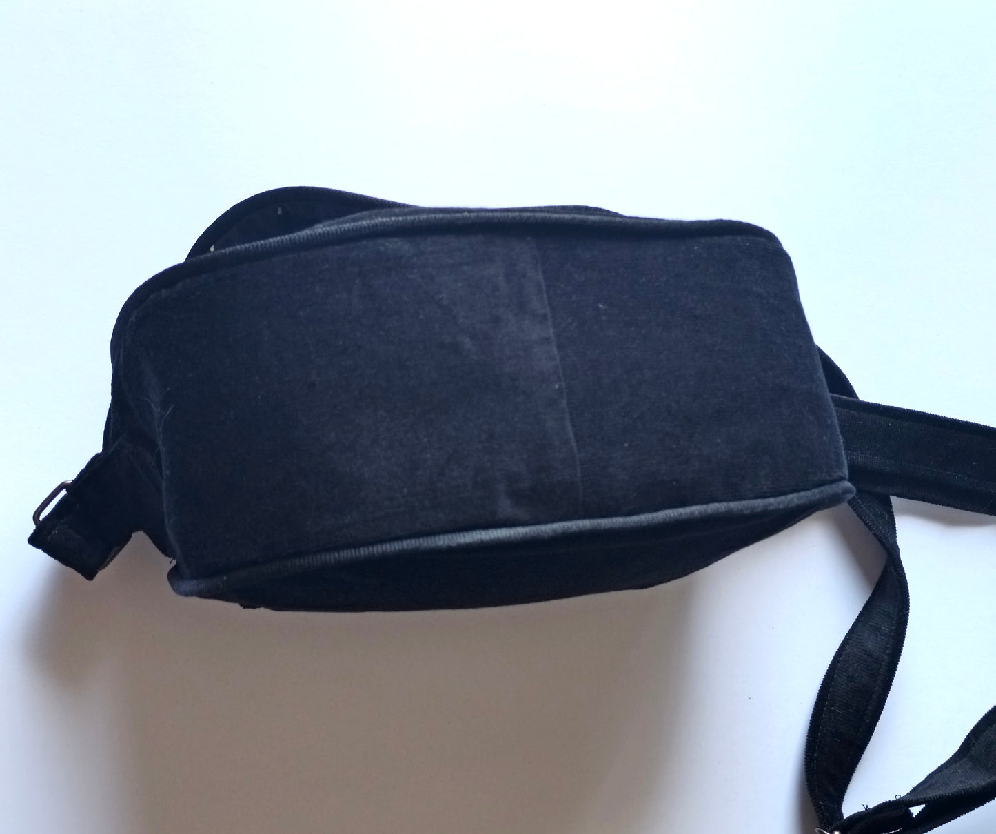 Sac bandoulière abeille en velours noir - Flowerbugs