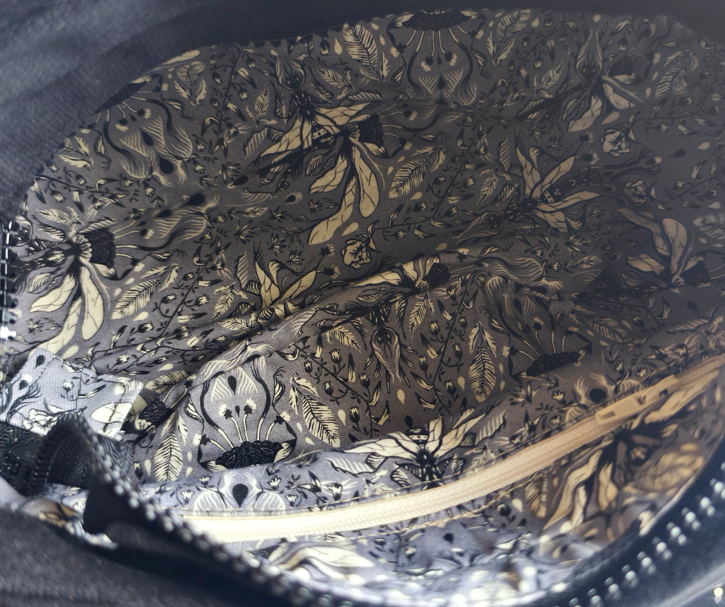 Sac bandoulière abeille en velours noir - Flowerbugs