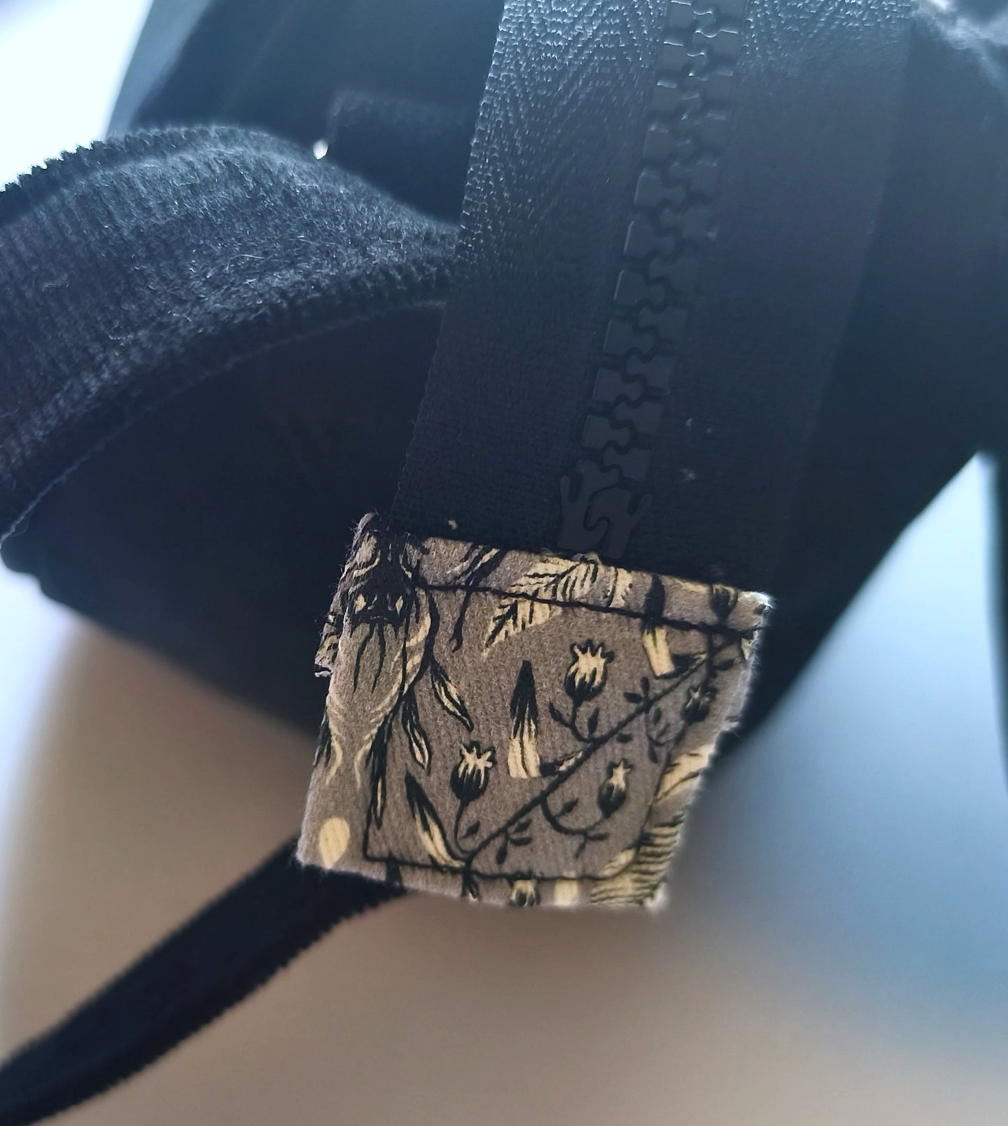 Sac bandoulière abeille en velours noir - Flowerbugs